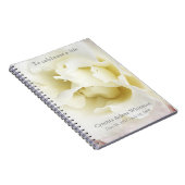 ピンクの記念のゲストブックで研がれる白いバラ ノートブック (右側)