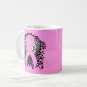 ピンクの認識度リボンとウィング コーヒーマグカップ (正面左)