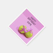 ピンクの誕生日にピンクのリボンとテニスボール スタンダードカクテルナプキン (角)