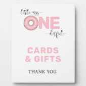 ピンクの誕生日カードとギフト フォトプラーク (正面)