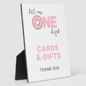 ピンクの誕生日カードとギフト フォトプラーク (側面)