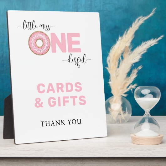 ピンクの誕生日カードとギフト フォトプラーク (側面)