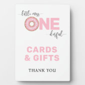 ピンクの誕生日カードとギフト フォトプラーク (正面)