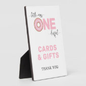 ピンクの誕生日カードとギフト フォトプラーク (側面)