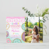 ピンクの誕生日ドーナツパーティー写真 招待状 (スタンド正面)