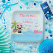 ピンクの誕生日パーティーでかわいいブルネット海賊少女 ペーパープレート (パーティー)