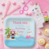 ピンクの誕生日パーティーでかわいいブルネット海賊少女 ペーパープレート (パーティー)