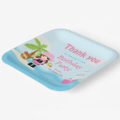 ピンクの誕生日パーティーでかわいいブルネット海賊少女 ペーパープレート (傾斜あり)