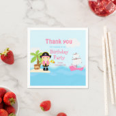 ピンクの誕生日パーティーでかわいいブロンド海賊ガール スタンダードカクテルナプキン (インサイチュ)