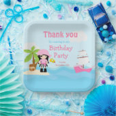 ピンクの誕生日パーティーでかわいい黒髪の海賊少女 ペーパープレート (パーティー)