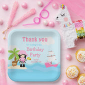 ピンクの誕生日パーティーでかわいい黒髪の海賊少女 ペーパープレート (パーティー)