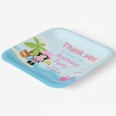 ピンクの誕生日パーティーでかわいい黒髪の海賊少女 ペーパープレート (傾斜あり)