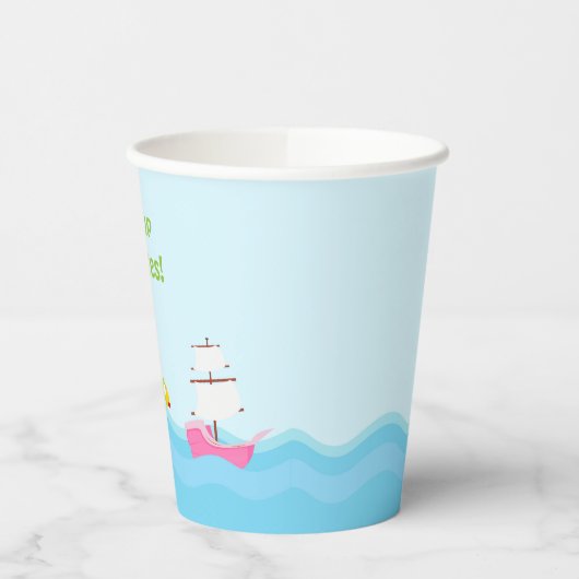 ピンクの誕生日パーティーでかわいい黒髪の海賊少女 紙コップ (左)