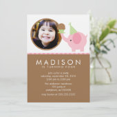 ピンクの象およびカップケーキの誕生日の発表 招待状 (スタンド正面)