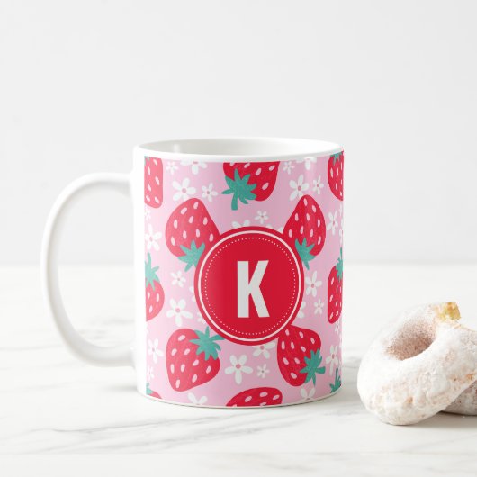 ピンクの赤いイチゴの花柄モノグラム コーヒーマグカップ (ドーナツ)