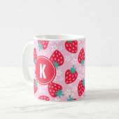 ピンクの赤いイチゴの花柄モノグラム コーヒーマグカップ (正面左)