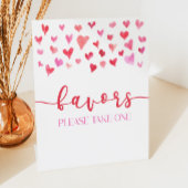 ピンクの赤いハートバレンタインデーはテーブルの看板を引き立てる 台座サイン