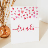 ピンクの赤いハートバレンタイン飲み物テーブルのパーティー記号 台座サイン