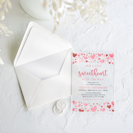 ピンクの赤いハート私たちの小さな恋人の赤ちゃんシャワー アクリル招待状