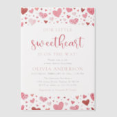 ピンクの赤いハート私たちの小さな恋人の赤ちゃんシャワー ベラム紙招待状 (正面)
