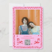 ピンクの赤い手描き波状レトロ結婚の 招待状 (裏面)