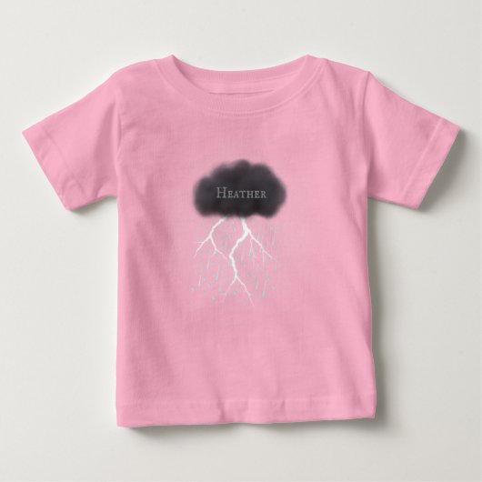 ピンクの赤ちゃんの名前が付いた雨の日の雷雲 ベビーTシャツ (正面)