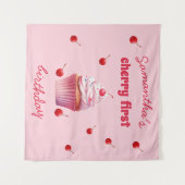 ピンクの赤ちゃんの最初のチェリー＆カッフケーキの誕生日パーティー タペストリー (正面(横))