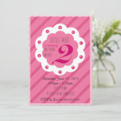 ピンクの赤ちゃんの誕生日の招待 招待状 (スタンド正面)