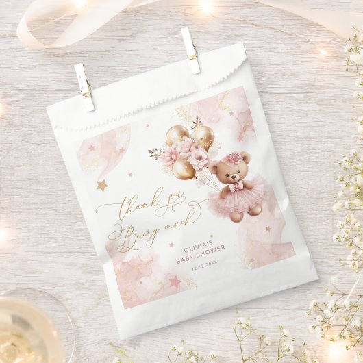 ピンクの赤ちゃんシャワーを待つことができる フェイバーバッグ (クリップ留めされた状態)
