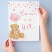 ピンクの赤ちゃんシャワーテディベアのカードとギフトサイン チラシ (手)