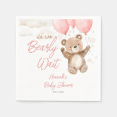 ピンクの赤ちゃんシャワーナプキンを待つことができる スタンダードカクテルナプキン (正面)