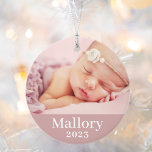ピンクの赤ちゃんパーソナライズされたの少女の名前の写真 オーナメント<br><div class="desc">単にエレガントベビーの初めてのクリスマスのための写真のオーナメントパーソナライズされたは、ファーストネームのための写真とカスタム文字と一緒になることができる。両側に同じ写真を含めるか、2枚の写真を含めるかを選択違うする。ほこりっぽいバラピンクの背景色は写真に合わせて変更できる！</div>