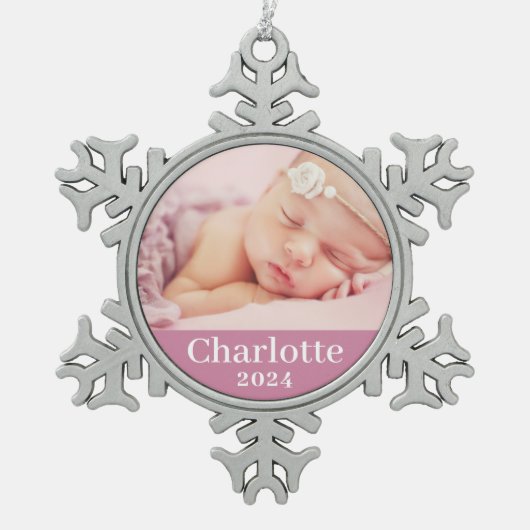 ピンクの赤ちゃんパーソナライズされたの少女の名前の写真 スノーフレークピューターオーナメント (正面)