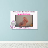 ピンクの赤ちゃん女の子のラトル 誕生情報 36" x 24" フォト キャンバスプリント (インサイチュ (ウッドフロア))