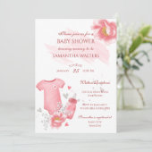 ピンクの赤ちゃん女の子ロンパース ボトル 花 ベビーシャワー 招待状 (スタンド正面)
