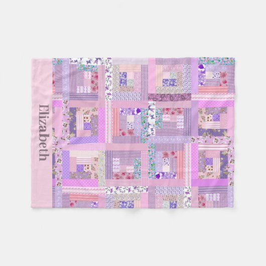 ピンクの赤ちゃん女の子ヴィンテージキルトデザイン オーダーメイド名前 フリースブランケット (正面(横))