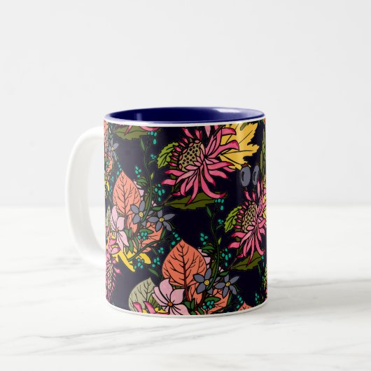 ピンクの赤と黄色のアスターの花の黒板 ツートーンマグカップ (正面左)