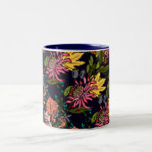 ピンクの赤と黄色のアスターの花の黒板 ツートーンマグカップ (中央)