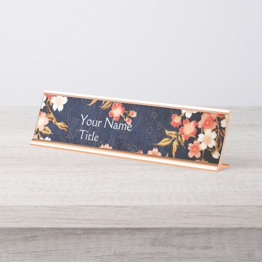 ピンクの赤の白い春の花、深いブルーフローラ デスクネームプレート (正面)