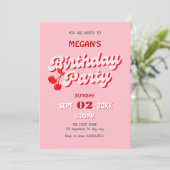 ピンクの赤レトロなグルービーさくらんぼ誕生日 招待状 (スタンド正面)
