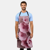 ピンクの赤面バラ審美的フローラルパターン エプロン (着用した状態)