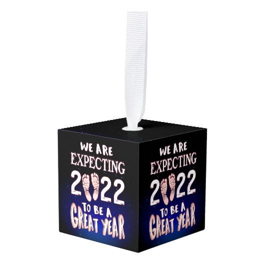 ピンクの足跡が性別を暴く女の子 キューブオーナメント (正面アングル)