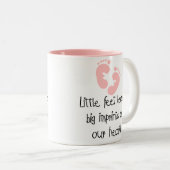 ピンクの足跡の小さい足の大きい押印 ツートーンマグカップ (正面右)