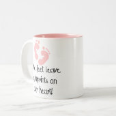 ピンクの足跡の小さい足の大きい押印 ツートーンマグカップ (正面左)