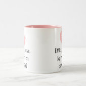 ピンクの足跡の小さい足の大きい押印 ツートーンマグカップ (中央)