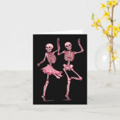ピンクの踊りスケルトン死んだハロウィーンのダンスデー カード (黄色い花)