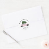 ピンクの車のクリスマスツリーの返送先住所ラベル ラウンドシール (封筒)