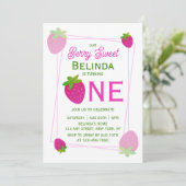 ピンクの輝くグリッター Y2K イチゴ 1歳の誕生日 招待状 (スタンド正面)