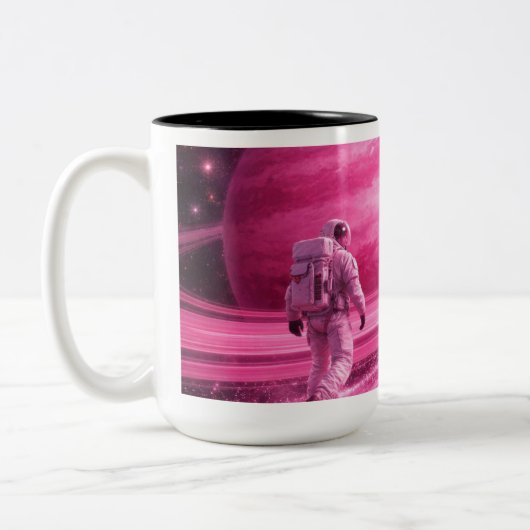 ピンクの輪の上を歩く宇宙飛行士 ツートーンマグカップ (左)