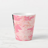 ピンクの迷彩パターン、お名前、パーソナライズ カフェラテマグ (正面)